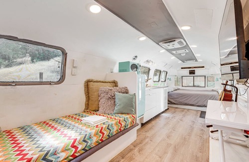 Kaweah Apartamento | Retro Airstream w/ Hot Tub, 8 Mi to Sequoia NP!