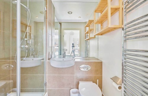 Bow West Apartamento | 2-bedroom flat with balcony & canal view