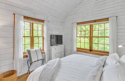 Independence Cabina | Mountain Oasis: Vintage Charm Meets Modern Luxury