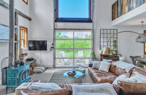 Independence Cabina | Mountain Oasis: Vintage Charm Meets Modern Luxury