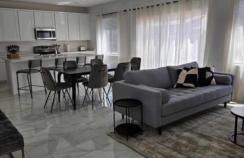 Spring Valley Casa | Charming 3 house with WiFi, AC in Las Vegas at least 30 days or more stay