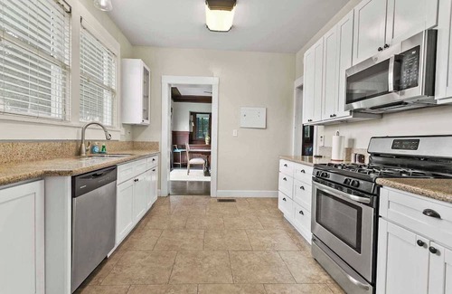 Downtown Riverside Casa | Fenced Backyard｜Dedicate Workspace｜Pet Friendly #41988