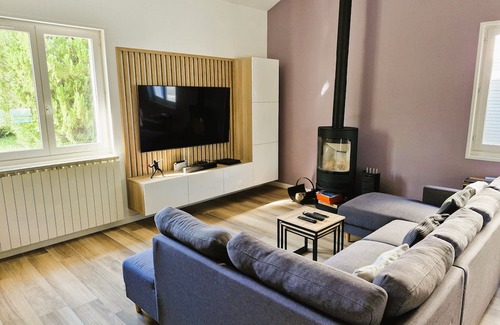 Neyron Casa | Maison Proche Lyon. 4 Chambres, Piscine, Baby Foot, Trampoline