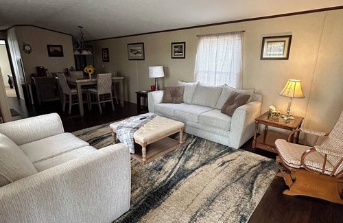 Pickens Casa | Getaway to Pickens, SC. Only minutes to the mountains, the lake or Clemson!