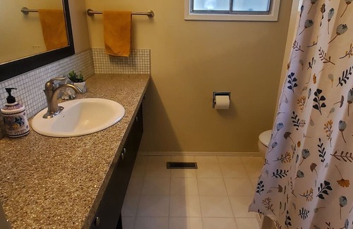 West Edmonton Casa | Sunshine All day, Air Con, king master and queens