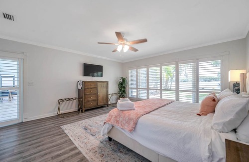 Lutz Casa | Lakefront Escape w/ Private Beach & Pool