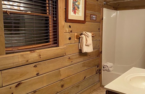 Spotsylvania Cabina | Lakefront resort with pools, kayak, tennis courts, campfire…