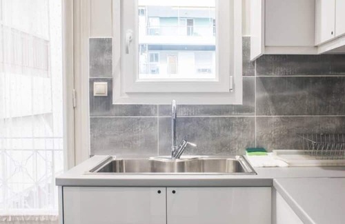 Nea Chalkidona Apartamento | Sunny flat w/h balcony and homey feel near metro