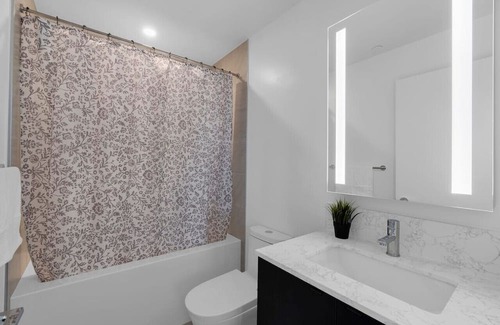 Parkdale Casa | Sunset View - Luxury 2BR - 5 min to Exhibition Place