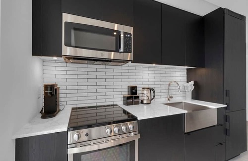 Parkdale Casa | Sunset View - Luxury 2BR - 5 min to Exhibition Place