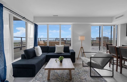 Parkdale Casa | Sunset View - Luxury 2BR - 5 min to Exhibition Place