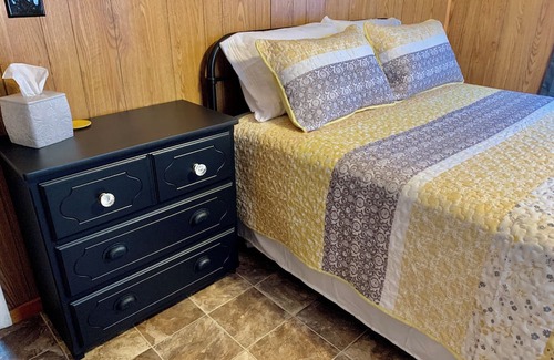 Evans Cabaña | Peaceful & Stylish Cottage; Sun Sets, Country Views & River Banks. Pet Friendly!