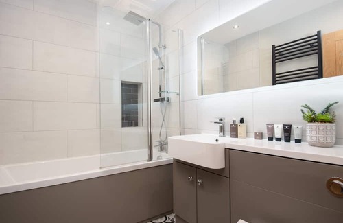 Warkworth Cabaña | The Pelican Loft - an apartment that sleeps 4 guests in 2 bedrooms
