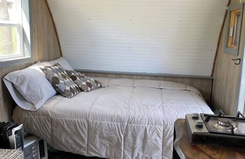 Norwalk Cabina | Charming Waterfront Tiny House & Sauna