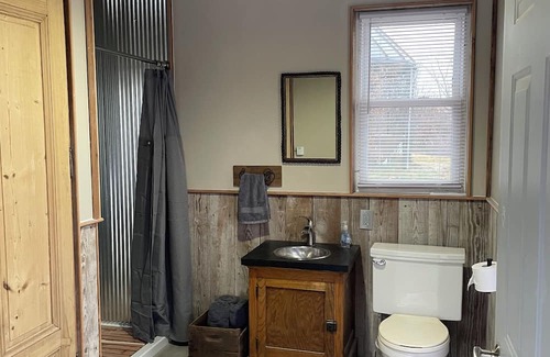 Norwalk Cabina | Charming Waterfront Tiny House & Sauna