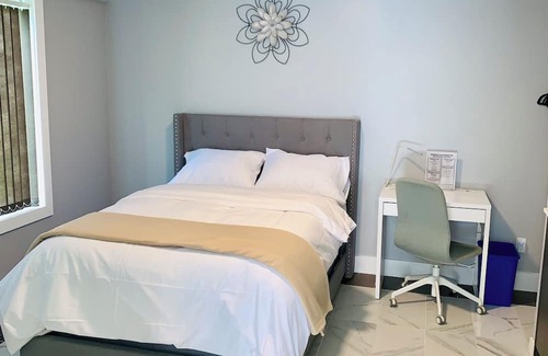 Saanich West Apartamento | Cozy Bachelor Suite with Full Kitchen + Free Parking