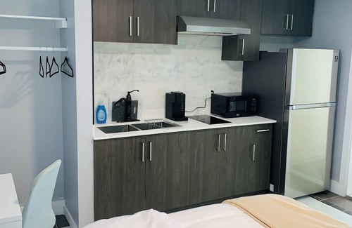 Saanich West Apartamento | Cozy Bachelor Suite with Full Kitchen + Free Parking