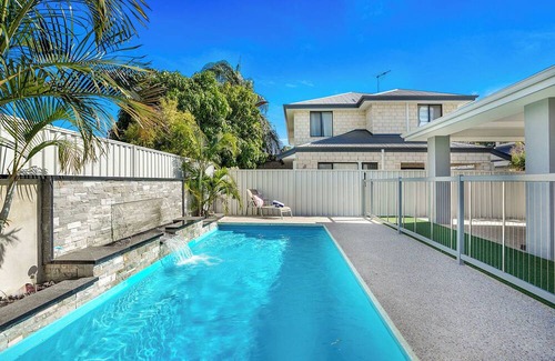 Rivervale Casa | Modern Oasis w/ Private Pool near Airport & Optus