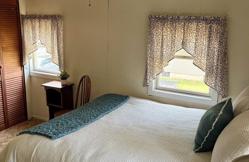 Rotterdam Junction Cabaña | Private Lake View Cottage on Ballston Lake. 9 miles to Saratoga!