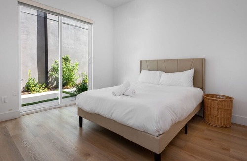 Chinatown Apartamento | Modern Elegance: 4BR, 4BA + Outdoor Comfort