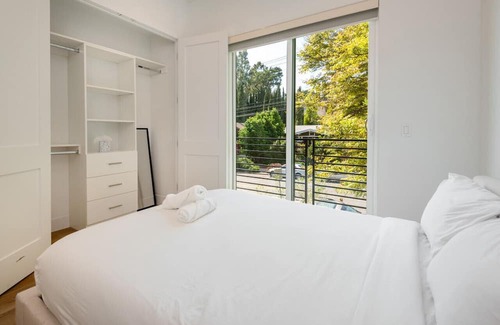 Chinatown Apartamento | Modern Elegance: 4BR, 4BA + Outdoor Comfort