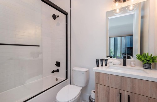 Chinatown Apartamento | Modern Elegance: 4BR, 4BA + Outdoor Comfort