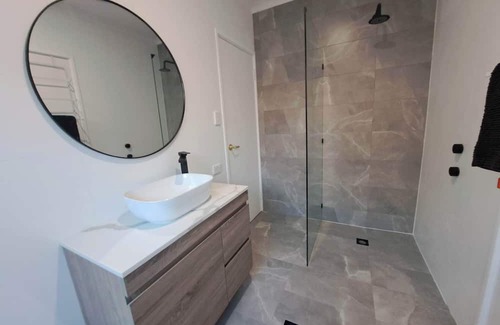 Ballajura Casa | Paradise on the Lake - King Room