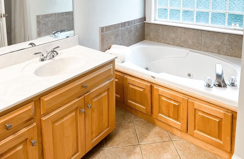 East Brainerd Casa | A Tranquil Retreat, sleeps 8 with King bed, minutes to downtown Chattanooga