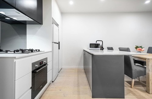 Footscray Apartamento | This apartment is a 2 bedroom(s), 2 bathrooms, located in Footscray, VIC.