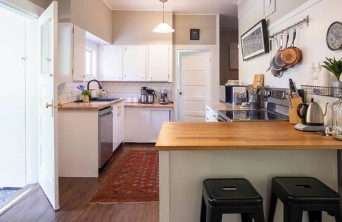 Shawnigan Lake Casa | Charming 5BR Farmhouse, 5 min Walk to Shawnigan Lake!