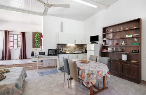 Colmeal Apartamento | Studio Apartment 'Holiday Home Medronhal Faro' with Mountain View, Wi-Fi and Air Conditioning