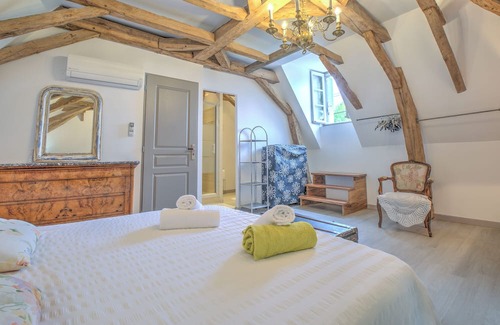 Neuvic Cabaña | Cottage 'Moulin De Villeverneix' with Private Garden, Wi-Fi and Air Conditioning