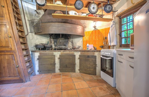 Neuvic Cabaña | Cottage 'Moulin De Villeverneix' with Private Garden, Wi-Fi and Air Conditioning