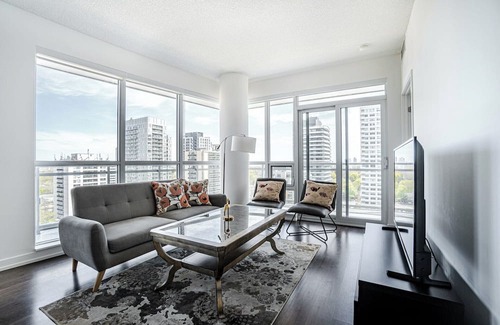 Yonge-Eglinton Apartamento | Spacious 2+1 Bedroom in Luxury Building with Access to LCBO, Loblaws, Starbucks