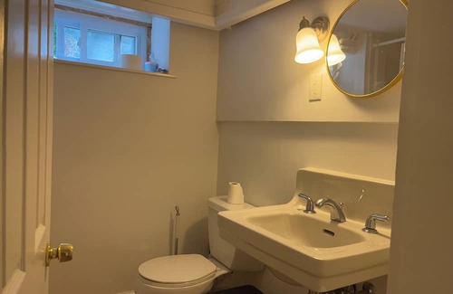 Lexington Casa | Two queen sizes bed, with table and chairs and full private bathroom