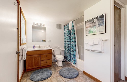 Mosier Casa | Dog-friendly guest house with amazing river views and shared pool access.
