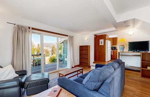 Mosier Casa | Dog-friendly guest house with amazing river views and shared pool access.