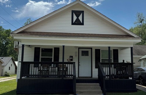 Miami Casa | Comfortable cottage in Miami Oklahoma - pet friendly