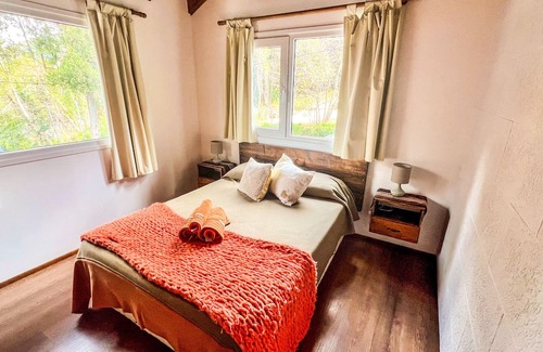San Carlos de Bariloche Cabina | Bright cabin, steps from Lake Nahuel Huapi