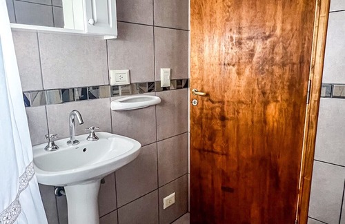 San Carlos de Bariloche Cabina | Bright cabin, steps from Lake Nahuel Huapi