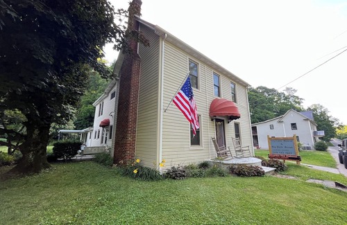 Damascus Casa | Private bedroom along VA Creeper Trail and near Appalachian Trail.