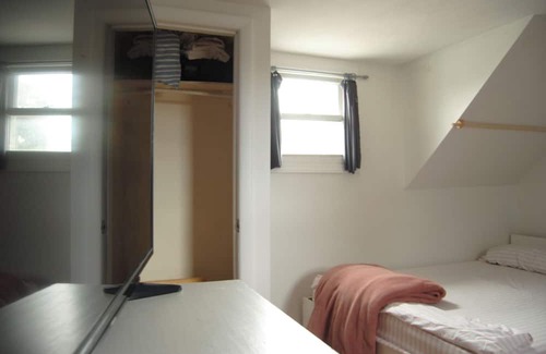Kingston Casa | Bee happy house central to Kingston and near historical Portsmouth Village