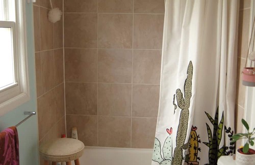 Kingston Casa | Bee happy house central to Kingston and near historical Portsmouth Village