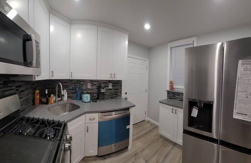 South Philadelphia Casa | Cozy Modern Sleep11 Guest House just minutes from historic Philadelphia downtown