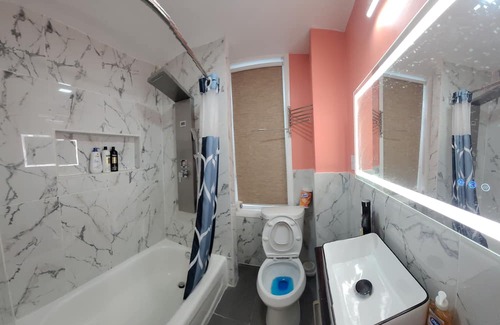 South Philadelphia Casa | Cozy Modern Sleep11 Guest House just minutes from historic Philadelphia downtown