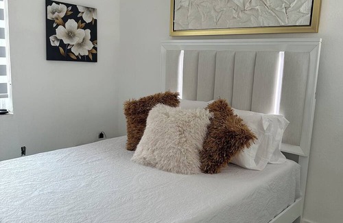 East Little Havana Villa | Villa Clara Gold-Little Havana