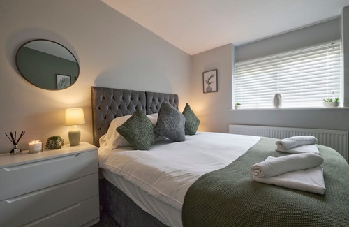 Cheadle Apartamento | 7 Min To Airport | FREE Parking | 5 Beds