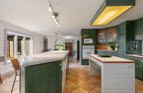 Stratford Chalet De Esquí | Chalet on the shores of Lake Aylmer with private dock and beach