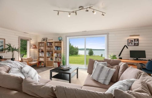Stratford Chalet De Esquí | Chalet on the shores of Lake Aylmer with private dock and beach