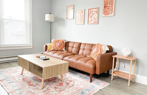 Piqua Apartamento | Stylish 2-Bedroom duplex in prime location!